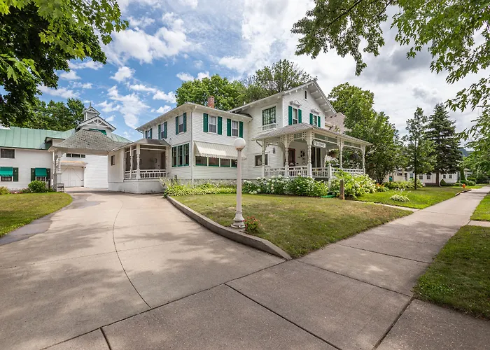 Carriage House Bed & Breakfast Winona